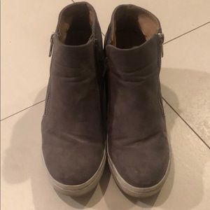 Brash Sneaker wedge with zip up in grey size 7